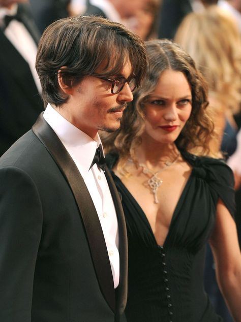 Johnny Depp Ex Wife, Best Celebrity Couples, Debbie Depp, Johnny Depp And Vanessa Paradis, Vanessa Paradis Johnny Depp, John Depp, Natural Hair Mask, Vanessa Paradis, Celebrity Lifestyle