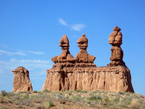 Goblin Valley State Park, Utah Goblin Valley State Park, Goblin Valley, Utah Usa, Free Camping, Utah National Parks, Rock Formations, Road Trip Usa, Places Around The World, Wonderful Places