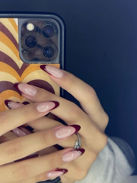 Nails That Match Maroon Dress, Almond Shape Nails Aesthetic, Almond Nails For Autumn, Red Homecoming Nails Almond, Grad Nail Inspo Almond, Prom Nails For Maroon Dress, Maroon Birthday Nails, Red Christmas Nails Almond Shape, Formal Christmas Nails