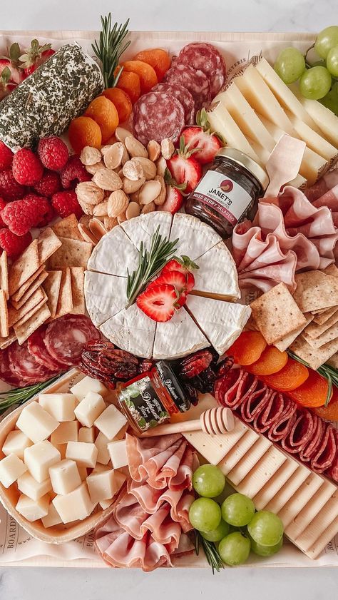 Happy Hour Charcuterie Board, Party Boards, Grazing Food, Salon Party, Fruit Platter Designs, Charcuterie Board Ideas, Fall Brunch, Charcuterie Inspiration, Charcuterie Platter