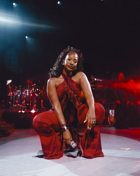 Tems at the Greek Theatre in Los Angeles 📸: @tosinmosi Tems Baby, Greek Theatre, Theater Performance, Black Women Makeup, Brown Aesthetic, Music Performance, Female Singers, Black Aesthetic, Black Women Hairstyles