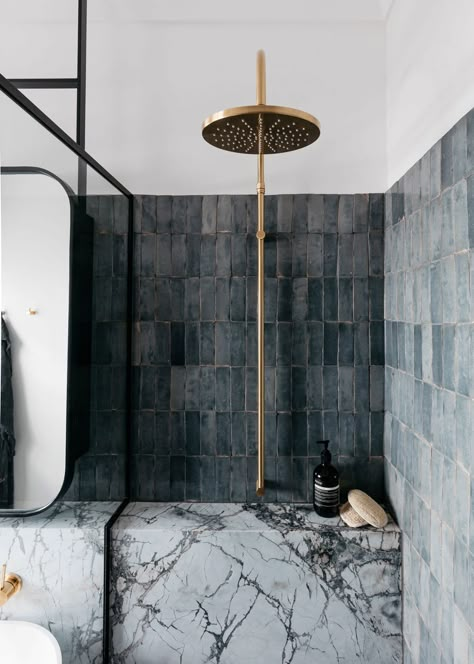 Rethinking the Shower Niche (& Why I Think The Ledge Is "Next") Decus Interiors, Drømme Bad, Subway Tiles Bathroom, Marble Showers, Interior Minimalista, Decor Ikea, Bad Inspiration, Shower Niche, Bathroom Trends