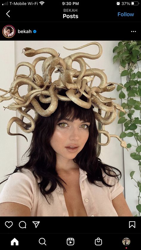 Bekah Martinez, Medusa Halloween Costume, Medusa Hair, Medusa Costume, Creepy Halloween Makeup, Greek Goddess Costume, Goddess Costume, Pretty Halloween, Chic Halloween