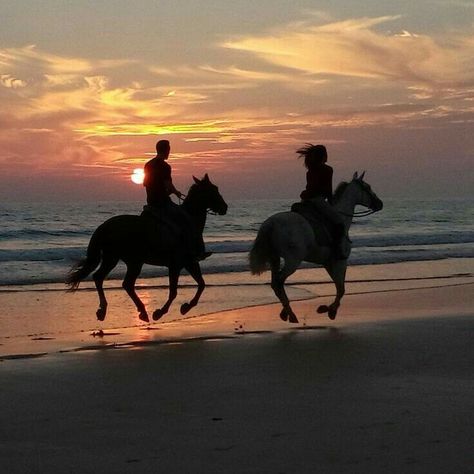 Traveling Couple Aesthetic Plane, Horse Riding In Water, Horse Couple Aesthetic, Couples On Horses, Loving Relationship Aesthetic, Horse Riding Date, Horses Back Riding, Riding Horses Aesthetic, Dilara Core