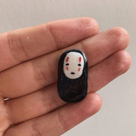 No Face Ceramic, Cute Air Clay Ideas, Cute Easy Air Dry Clay Ideas, Ideas To Make Out Of Clay, Ideas From Clay, Clay Charm Ideas Easy, Anime Clay Pins, Cute Stuff To Make Out Of Clay, Pin Ideas Diy