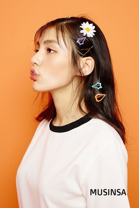 Kim Yong-ji, Hair Clips 90s, Pose Inspiration, Fashion 90s, 90s Hairstyles, Poses References, Makeup Photography, Purple Ombre, Bad Hair