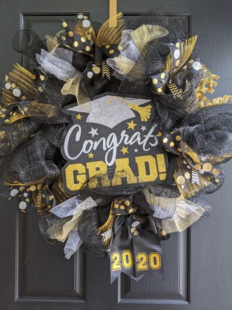 Graduation Wreath Ideas, College Wreaths For Front Door, Graduation Wreaths For Front Door, Graduation Door Ideas, Senior Door Decorations Ideas, Graduation Flower Arrangements, Graduation Door Decorations, Graduate Ideas, Homeschool Graduation