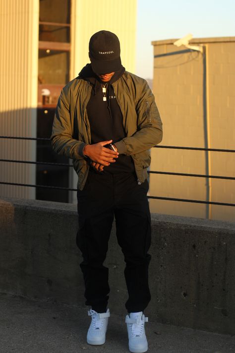 Bryson Tiller Outfits Style, Bryson Tiller Style, Black Nike Hat Outfit, Black Cap Outfit Men, Bryson Tiller Outfits, Men Wearing Caps, Black Cap Outfit, Cap Outfit Men, Hoodie Guy