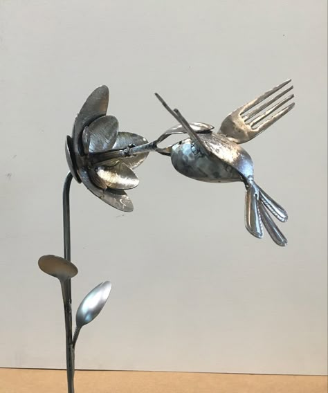 Flatware hummingbird and flower Scrap Metal Hummingbird, Metal Hummingbird Yard Art, Welded Hummingbird, Silverware Welding Projects, Spoon Sculpture, Flatware Art, Flatware Crafts, Junk Metal Art, Hummingbird And Flower