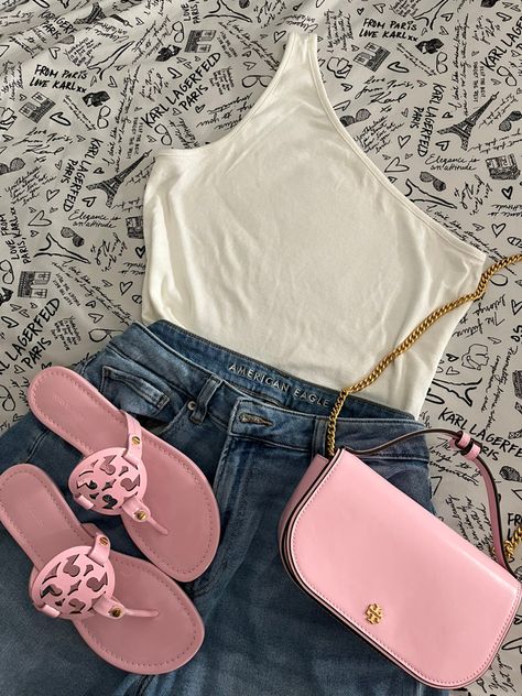 Pink Tory Burch Sandals, Tory Burch Outfit, Fiesta Outfit, Latina Fashion Outfits, Fasion Outfits, Cute Lazy Day Outfits, Jeans American Eagle, Causual Outfits, Cute Comfy Outfits