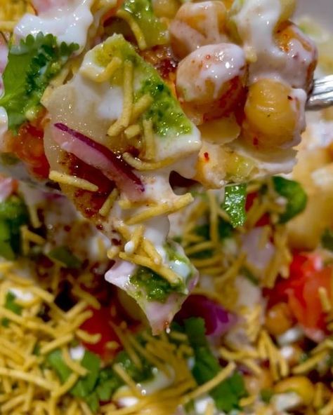 Food Recipes Savory, Samosa Chaat, Street Food Recipes, Indian Street Food Recipes, Diwali Party, Recipes Savory, Chaat Recipe, Indian Street, Amazing Appetizers