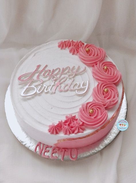 Cake Decor Ideas For Beginners, Simple Rosette Cake, Simple Butter Icing Cake Designs, Cake Designs Simple Easy, Rosette Cake Ideas, Cake Borders Designs, Round Cake Designs, Butter Icing Cake Designs, Rosettes Cake