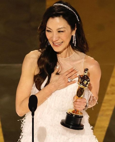 Michelle Yeoh won Oscar for best actress in a leading role 2023 becoming the 1st Asian actor to do so. And 2nd POC after 20 years. Sarah Polley, Oscars 2023, Everything Everywhere All At Once, Best Actress Oscar, Best Actress Award, Black Panthers, Academy Award Winners, Michelle Yeoh, Best Director