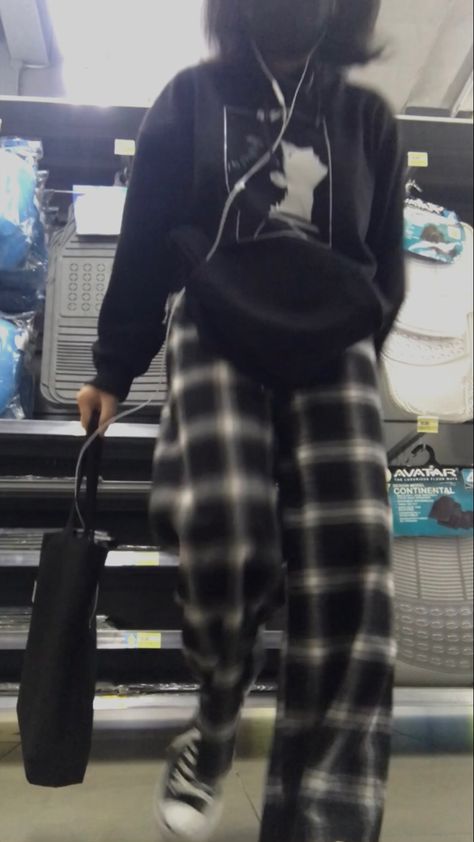 Black Sweatpants Outfit Grunge, Pajama School Outfit, Y2k Pjs Outfits, Lazy Aesthetic Outfit, Black Tracksuit Outfit Women, Aesthetic Pajamas Grunge, Comfy Emo Outfits, Pajamas Grunge, Grunge Pjs