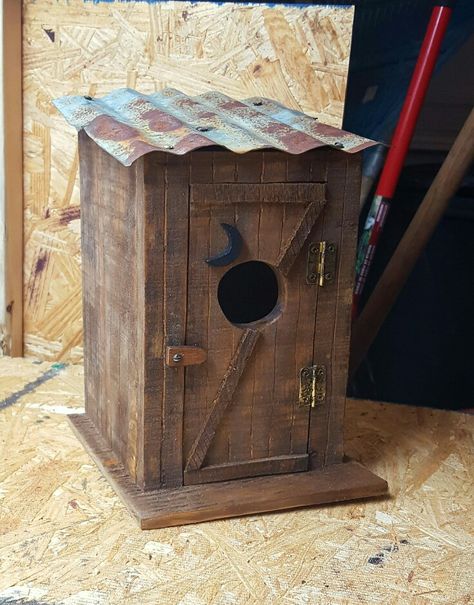 Rustic outhouse birdhouse. Made of pallet and reclaimed wood and tin. Painted Bird Houses Ideas, Outhouse Birdhouse, Bird Houses Ideas, Barn Birdhouses, Rustic Birdhouses, Birdhouse Projects, Homemade Bird Houses, Bird Houses Ideas Diy, Beautiful Birdhouses