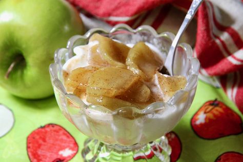 Apple Pie Ice Cream Topping Apple Pie With Ice Cream On Top, Fall Ice Cream Sundae Ideas, Apple Sauce For Ice Cream, Apple Pie Ice Cream Topping, Fruit Ice Cream Toppings, Fruit Topping For Ice Cream, Apple Topping For Ice Cream, Alfredo Vegetables, Ice Cream Serving Ideas