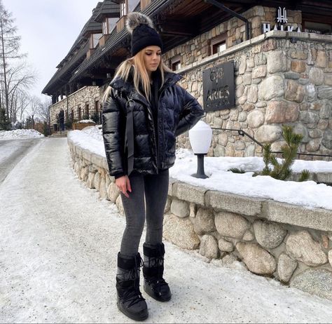 Snow Selfies, Outfit Montagna, Winter Inspo Outfits, Big Jacket, Ski Fit, Ski Pics, Ski Outfit, Trendy Fits, Moon Boot