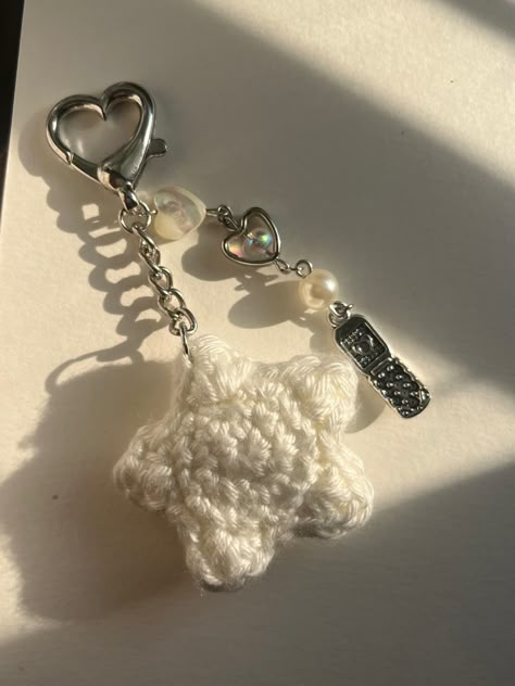 Star Keychain Crochet, Keychain Crochet Ideas, Cute Crochet Keychains, Crochet Star Keychain, Crochet Keychains, Sweater Tutorial, Crochet Fairy, Crochet Keychain Pattern, Crochet Business