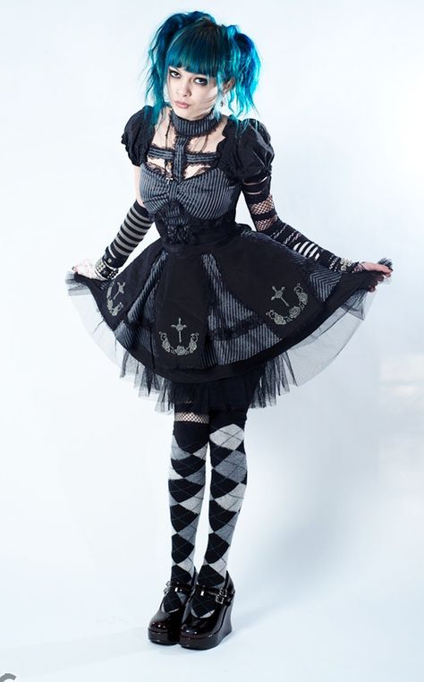 Gothic Lolita Beauty Estilo Harajuku, Grunge Goth, Gothic Girls, Gothic Beauty, Japanese Street Fashion, J Fashion, Gothic Outfits, Alternative Outfits, Goth Outfits