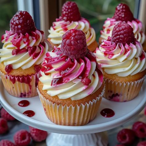 Discover how to make Heavenly Raspberry Cheesecake Cupcakes with our easy recipe! Perfect blend of creamy cheesecake and fresh raspberries. Heavenly Raspberry Cheesecake Cupcakes, Birthday Baking Ideas, Cool Cupcakes Designs, Cupcakes With Berries, Cupcake Flavor Ideas, Stunning Cupcakes, Raspberry Cheesecake Cupcakes, Cute Cupcake Ideas, Raspberry Cupcake Recipes