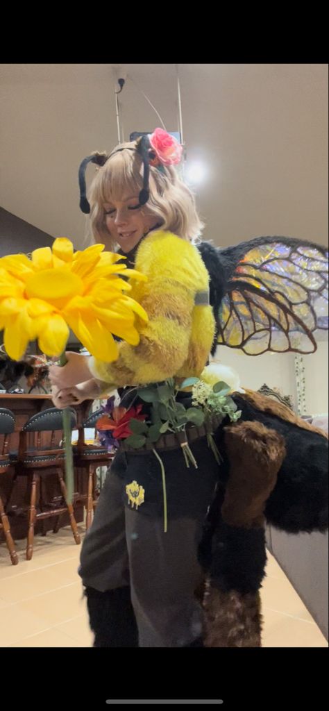 Bee Halloween Costumes Women, Bee Themed Clothes, Bee Aesthetic Outfit, Bee Fursona, Bee Halloween Costumes, Beetle Cosplay, Bee Oc, Bee Cosplay, Honey Costume