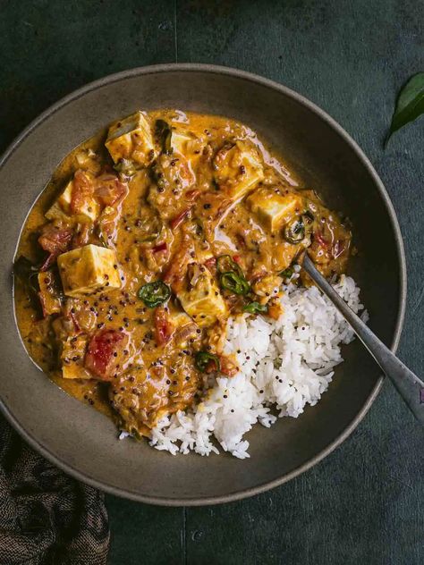 Sri Lankan-Style Tofu Curry Sri Lankan Curry Recipes, Tasty Vegan Recipes, Mains Recipes, Tofu Curry, Whole Roasted Cauliflower, Vegan Curry, Fish Curry, Tofu Recipes, Main Courses