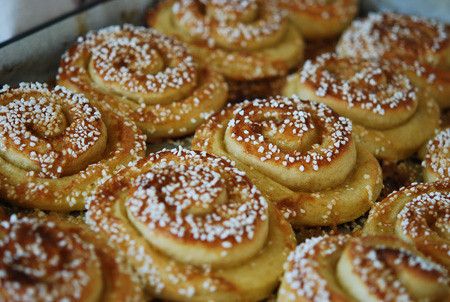 Vaniljbullar! Finnish Recipes, Mini Tart, Delicious Bread, Aioli, Chicken Nuggets, Chutney, Ox, Cake Desserts, Yeast