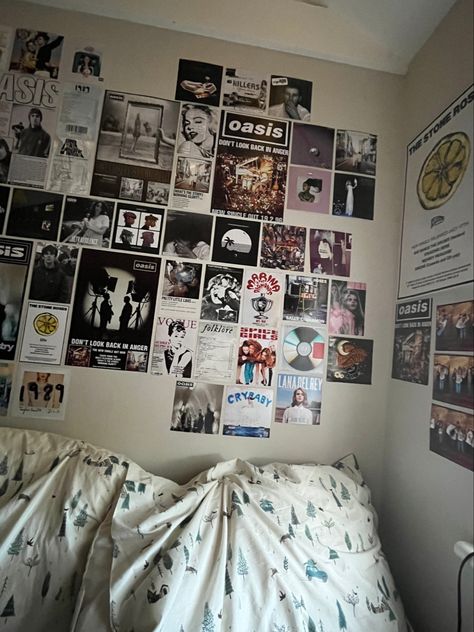 Oasis Themed Bedroom, Britpop Bedroom, Band Posters On Wall Bedroom, Oasis Room, Oasis Bedroom, Vibe Bedroom, Posters On Wall Bedroom, Uni Room, Room Ideas Aesthetic