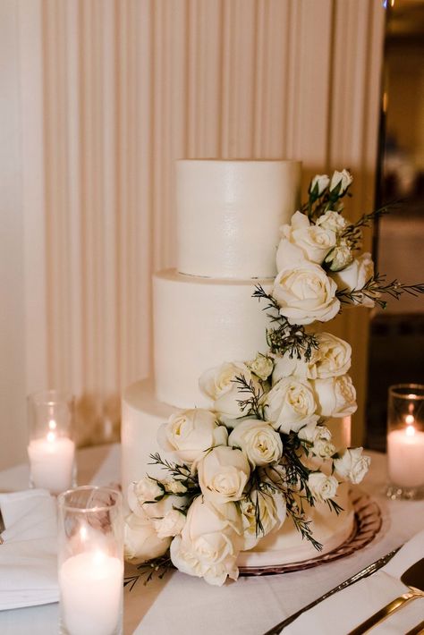 Jessica And Justin, Wedding Table Toppers, Desserts Table, Wedding Cake Roses, White Roses Wedding, Dream Wedding Cake, Decor Cake, Classic Wedding Cake, Chocolate Wedding Cake