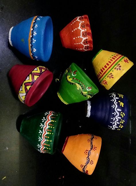 Clay Pot Colouring Ideas, Clay Pot Decorating Ideas Indian, Mini Clay Pot Painting Ideas, Indian Clay Pots, Clay Pot Painting Ideas Indian, Clay Cup Painting Ideas, Small Clay Pot Crafts, Pot Designs Painted Indian, Pot Decorating Ideas Indian