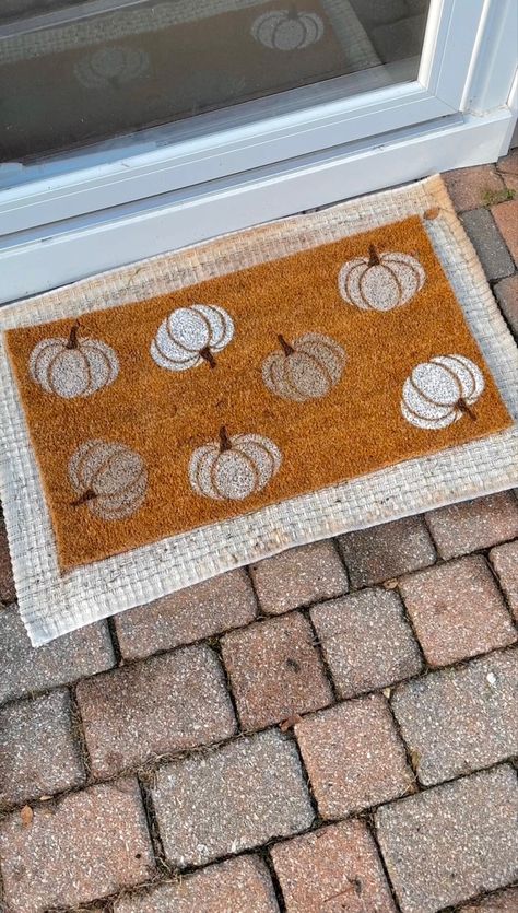 Cute fall diy doormat idea! I love the neutral pumpkins Floor Mats Diy, Neutral Pumpkins, Pumpkin Doormat, Diy Doormat, Door Mat Diy, Diy Easter, Fall Diy, Easter Diy, Cricut Crafts