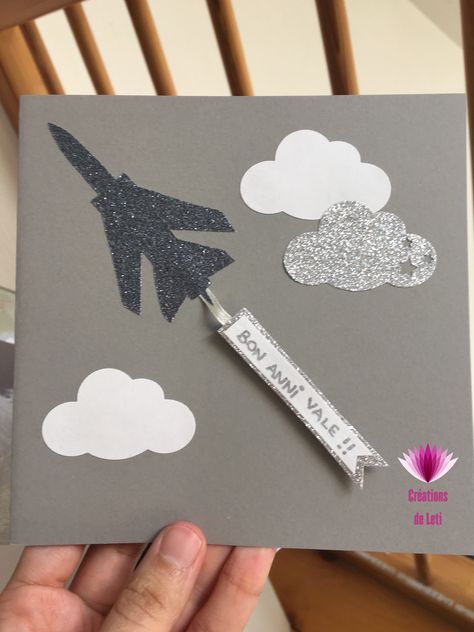 Carte anniversaire avion, nuages, bannière 28th Birthday Ideas, 28th Birthday, Art Plastique, Origami, Diy Decor, Birthday Gifts, Greeting Cards, Couture, Birthday