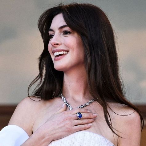 Anne Hathaway Is the Real-Life Princess of Genovia on the 2022 Cannes Red Carpet Princess Of Genovia, Emmanuelle Vaugier, Real Life Princesses, Cannes Red Carpet, Anne Hathaway, Beauty Icons, Iconic Women, 60s Fashion, Girl Crushes