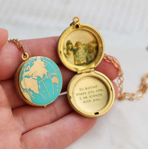 Necklace Planet, Earth Necklace, Penyimpanan Makeup, Globe Necklace, Buku Harry Potter, Silk Purse, Travel Necklace, Map Pendant, Map Necklace