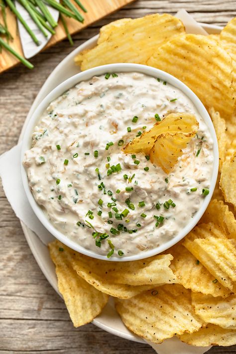 This sour cream and onion dip is extra savory and flavorful prepared with a trio of onions plus a generous sprinkle of seasonings! | thecozyapron.com #sourcreamandoniondip #sourcreamandoniondipeasy #sourcreamandoniondiprecipe Sour Cream And Onion Dip, Salsa Recept, French Onion Dip Recipe, Homemade French Onion Dip, Onion Dip Recipe, Homemade Sour Cream, Sour Cream Dip, French Onion Dip, Onion Dip