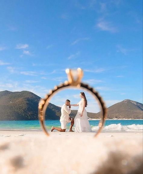 Wedding Pictures Beach, Beach Wedding Pics, Engagement Photo Shoot Beach, Pre Wedding Photoshoot Beach, Couples Beach Photography, Pre Wedding Photoshoot Props, Wedding Fotos, Engagement Photography Poses, Wedding Photoshoot Props