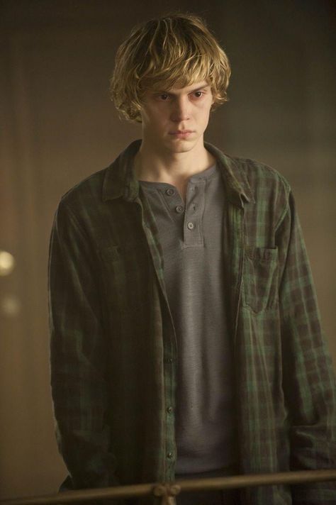 Evan Peters Tate Langdon, Evan Peters Tate, Evans Peter, 3 People Costumes, Evan Peters American Horror Story, American Horror Stories, Tate And Violet, American Horror Story 3, American Horror Story Coven