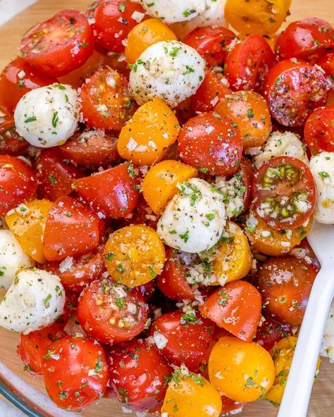 close up view of tomato salad Tomato Mozzarella Salad Recipe, Mozzarella And Tomato, Valley Kitchen, Mozzarella Recipe, Tomato Mozzarella Salad, Tomato Salad Recipe, Marinara Sauce Recipe, Fitness Meals, Tomato Salad Recipes