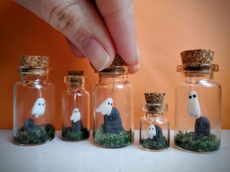 Mini Halloween Crafts, Mini Glass Bottle Crafts Diy, Autumn Craft Ideas For Adults, Halloween Diy Gifts, Spooky Crafts For Adults, Halloween Clay Crafts, Halloween Polymer Clay Ideas, Unconventional Christmas Trees, Fimo Halloween