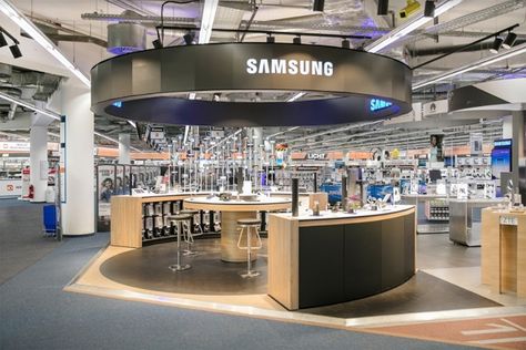 SAMSUNG Galaxy World by Cheil Germany GmbH, Berlin – Germany » Retail Design Blog Tech Retail Store Design, Samsung Store Design, Computer Store Design, Computer Advertising, Retail Store Layout, Samsung Store, Eclectic Lighting, Point Of Sale Display, Showroom Interior Design