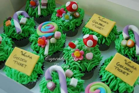 Willy wonka Cupcakes Willy Wonka Food Ideas, Willy Wonka Baby Shower Ideas, Willy Wonka Cupcakes, Wonka Cupcakes, Wonka Party Ideas, Felix Cake, Charlie And The Chocolate Factory Party, Wonka Cake, Nails New Years