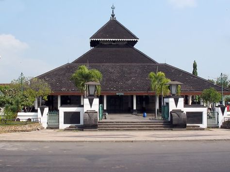 Masjid in Indonesia - Masjid Agung Demak built in year 1474 in Indonesia. Masjid Agung, Central Java, Beautiful Mosques, Grand Mosque, Sacred Places, Architecture Old, Traditional Architecture, Place Of Worship, Makassar