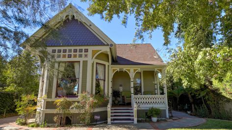 127-year-old Queen Anne cottage in Anaheim lists at $725,000 – Orange County Register Queen Anne Cottage, Folk Victorian House, Queen Anne House, Storybook House, Cute Cottages, Folk Victorian, House Front Porch, Cottage Exterior, Victorian Cottage