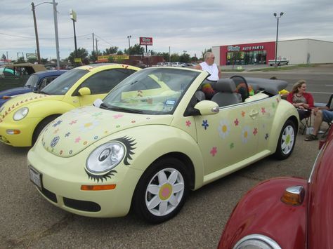 Betsy, a Baby Boomer...: Cutest VW Bug Ever! Slug Bug Convertible, Slug Bug Car, Vw Beetle Flower, Punch Buggy, Slug Bug, Vw Beetle Convertible, Hippie Car, Bug Car, Car Deco