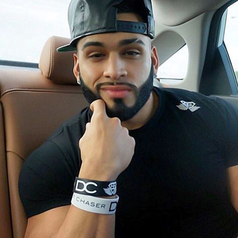 hot puerto rican papi!!!!!!!!!!!!!!!!!!!!!!!!!!!!!!!! @gerardogabriel Eyeliner Trends, Types Of Fade Haircut, Fade Haircut Curly Hair, Eyebrow Slits, Tan Skin Blonde Hair, Guys Eyebrows, Man Face, Mens Fade, Eye Brow