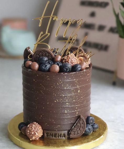 Chocolate Cake Decoration Aesthetic, October Cake Ideas, Male Cakes, Bakers Table, Chocolate Cake Designs, Aesthetic Cake, Elegant Birthday Cakes, Chocolate Cake Decoration, Birthday Chocolates