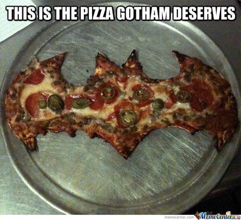 Bat pizza Geek Food, Batman Symbol, Pizza Day, I Am Batman, Batman Birthday, Funny Photo, Batman Logo, Love Pizza, Pizza Pizza