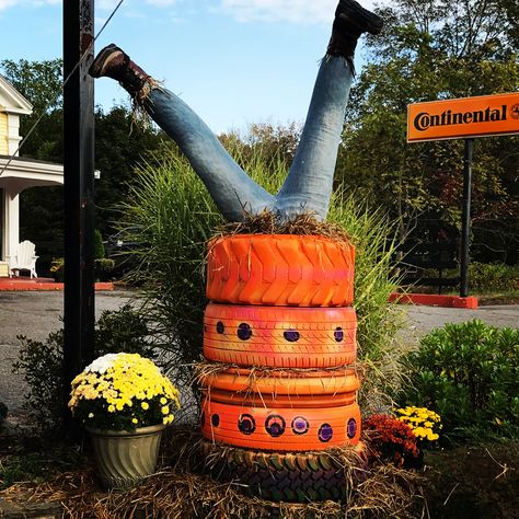 Fall scarecrow at the tire shop #tireart #tireshop Tire Holiday Decor, Fall Tire Decor, Tires Repurposed, Tire Ideas, Repurposed Tire, Door Diy Projects, Scarecrow Festival, Diy Yard Decor, Tire Craft