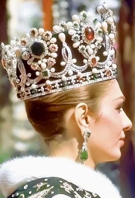 Empress Farah, Farah Pahlavi, Pahlavi Dynasty, Shah Of Iran, Farah Diba, The Shah Of Iran, Royal Crown Jewels, Bijoux Art Nouveau, Tiaras Jewellery