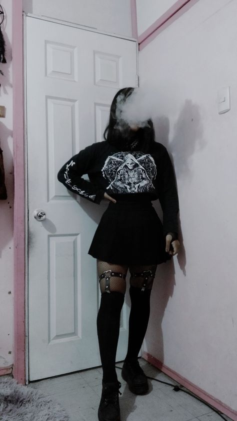 Goth Halloween Outfit Ideas, Goth Gf Aesthetic Outfits, Goth New Years Outfit, Chill Goth Outfits, Emo Outfits Winter, Alternative Skirt Outfits, Egirl Bedroom, Autumn Goth Outfits, Goth Baddie Outfits